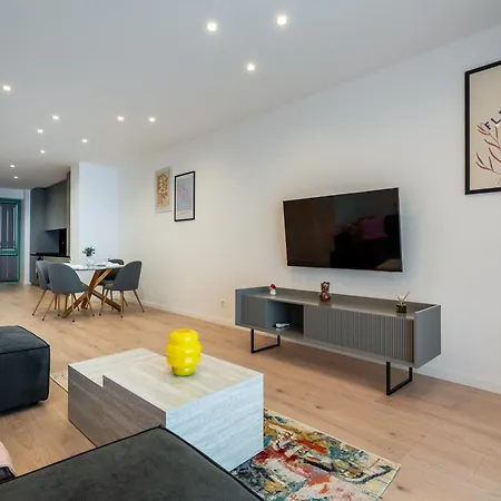 Roots Two - Tranquil Lakeview Escape With Balcony * Bucharest