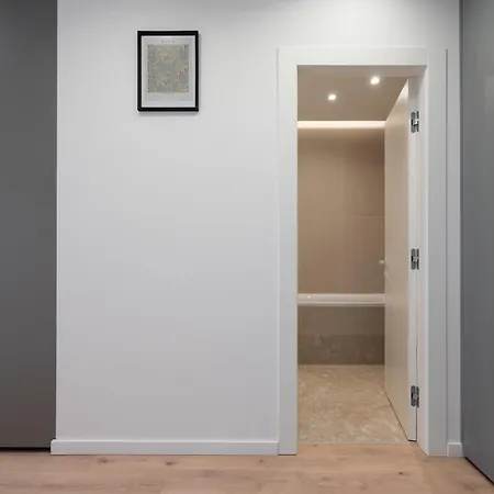 Apartment Roots Two - Tranquil Lakeview Escape With Balcony *