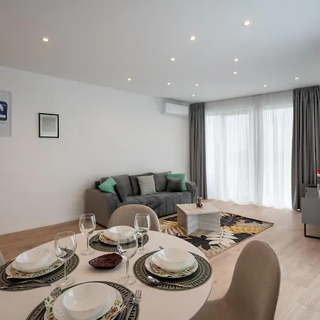 Roots Two - Tranquil Lakeview Escape With Balcony * Bucharest