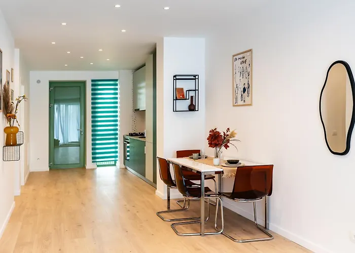 Roots Two - Tranquil Lakeview Escape With Balcony *