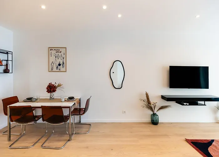 Roots Two - Tranquil Lakeview Escape With Balcony