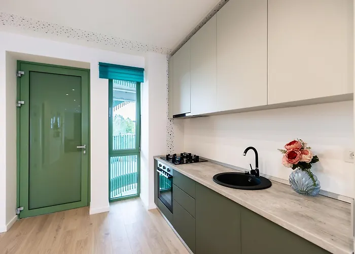 Roots Two - Tranquil Lakeview Escape With Balcony Apartment *