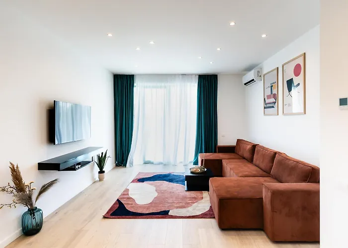 Roots Two - Tranquil Lakeview Escape With Balcony Apartment *