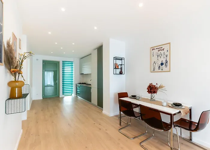 Roots Two - Tranquil Lakeview Escape With Balcony