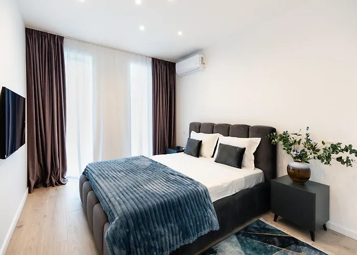 Roots Two - Tranquil Lakeview Escape With Balcony