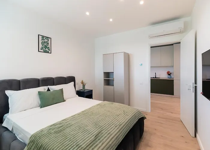 Roots Two - Tranquil Lakeview Escape With Balcony Apartment Bucharest