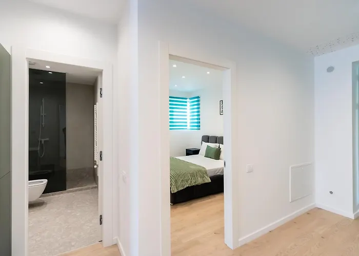 Roots Two - Tranquil Lakeview Escape With Balcony *