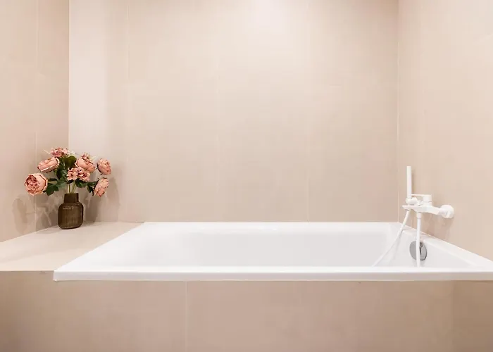 Roots Two - Tranquil Lakeview Escape With Balcony * 布加勒斯特