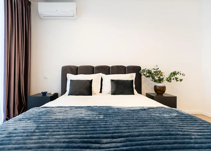 Apartment Roots Two - Tranquil Lakeview Escape With Balcony