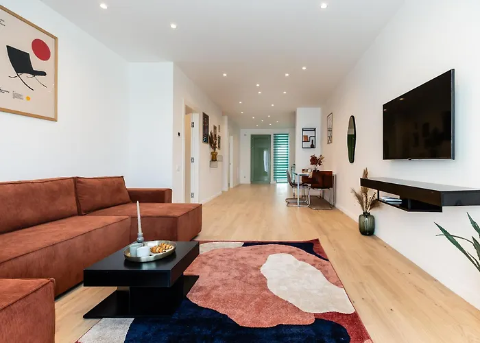 Roots Two - Tranquil Lakeview Escape With Balcony Apartment *