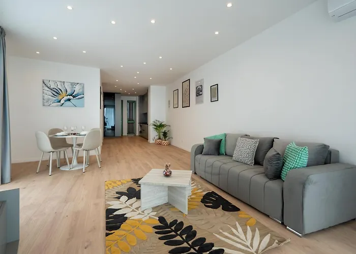 Apartment Roots Two - Tranquil Lakeview Escape With Balcony