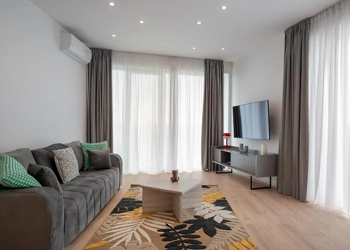 Roots Two - Tranquil Lakeview Escape With Balcony *