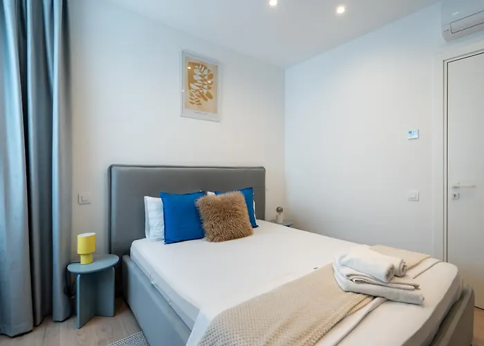 Roots Two - Tranquil Lakeview Escape With Balcony Apartamento