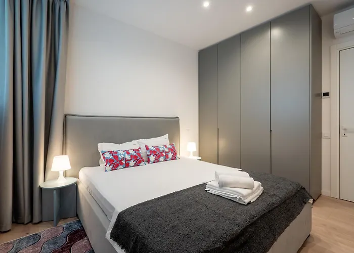 Roots Two - Tranquil Lakeview Escape With Balcony * Bucharest