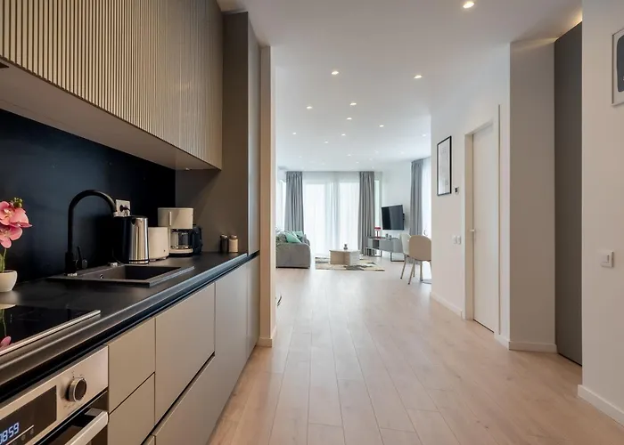 Roots Two - Tranquil Lakeview Escape With Balcony * 布加勒斯特