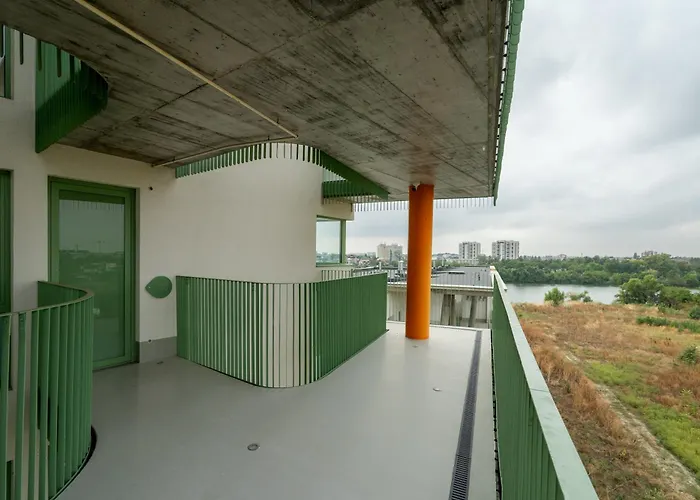 Apartment Roots Two - Tranquil Lakeview Escape With Balcony