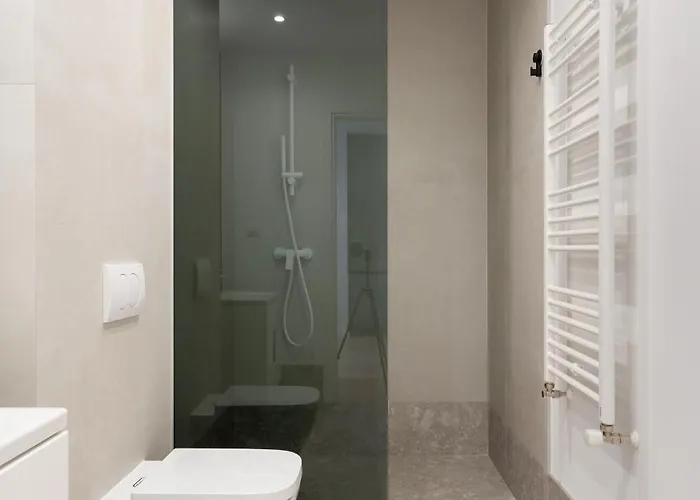 Apartment Roots Two - Tranquil Lakeview Escape With Balcony