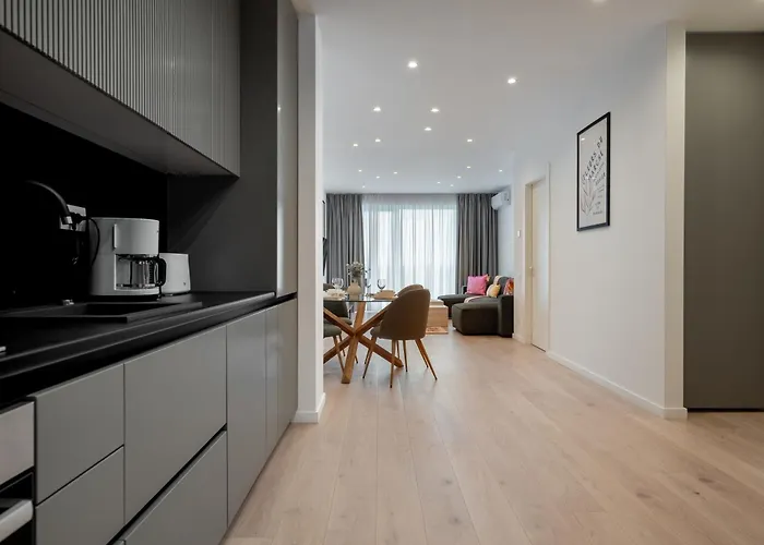 Roots Two - Tranquil Lakeview Escape With Balcony Apartamento