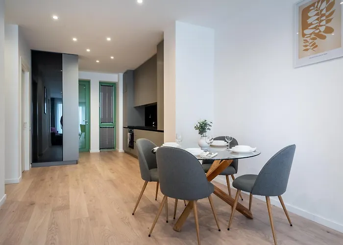 Roots Two - Tranquil Lakeview Escape With Balcony Apartamento *