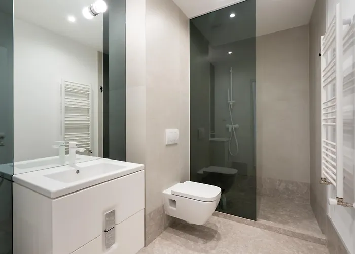 Roots Two - Tranquil Lakeview Escape With Balcony Apartamento