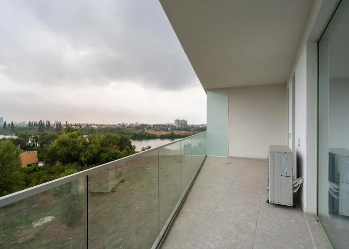 Apartment Roots Two - Tranquil Lakeview Escape With Balcony *