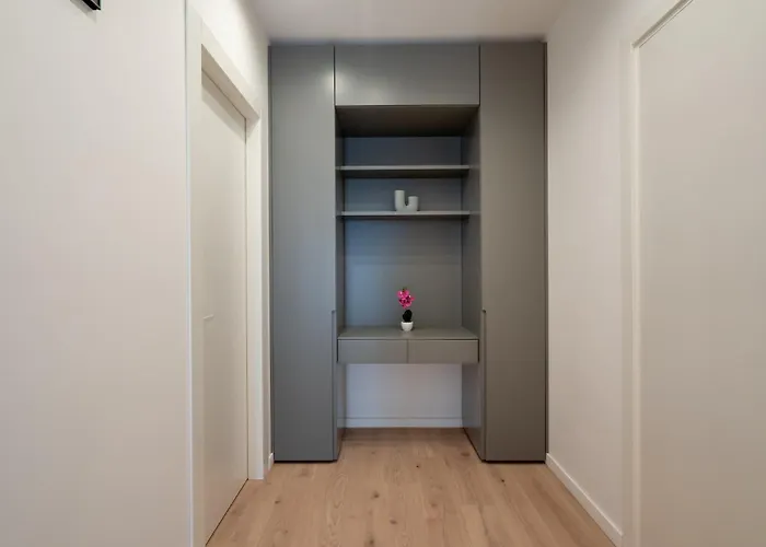 Roots Two - Tranquil Lakeview Escape With Balcony