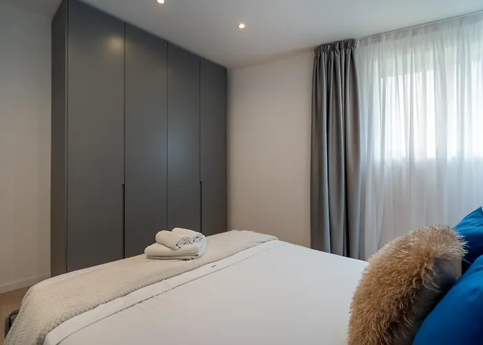 Roots Two - Tranquil Lakeview Escape With Balcony Apartamento