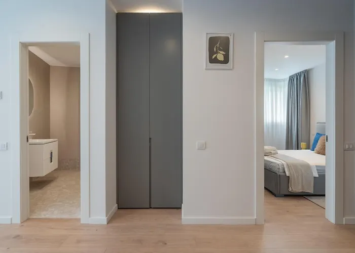 Roots Two - Tranquil Lakeview Escape With Balcony