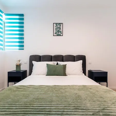 Roots Two - Tranquil Lakeview Escape With Balcony Apartment *