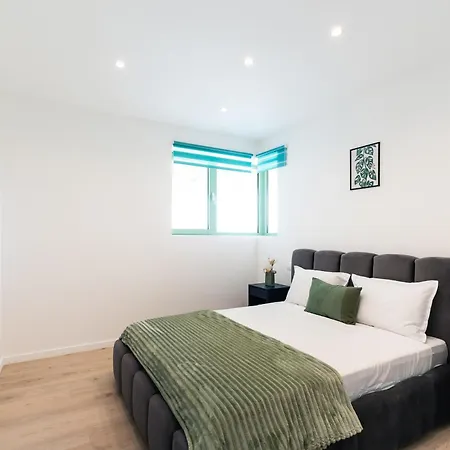 Roots Two - Tranquil Lakeview Escape With Balcony Apartment Bukarest