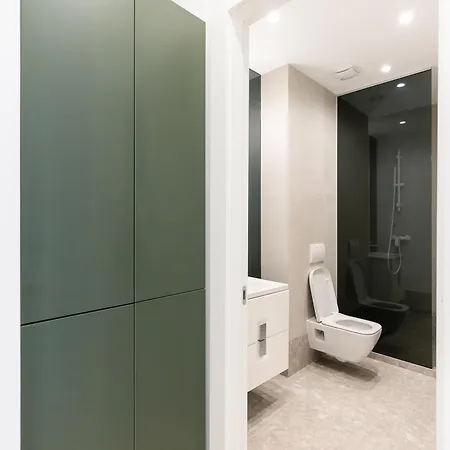 Roots Two - Tranquil Lakeview Escape With Balcony Apartment