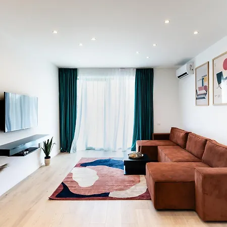 Roots Two - Tranquil Lakeview Escape With Balcony Apartment *