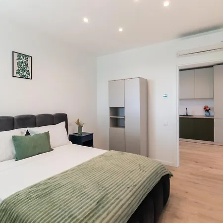 Roots Two - Tranquil Lakeview Escape With Balcony Apartment Bucharest