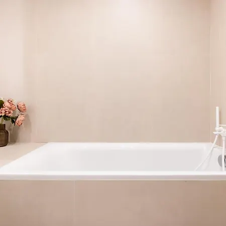 Roots Two - Tranquil Lakeview Escape With Balcony * Bucharest