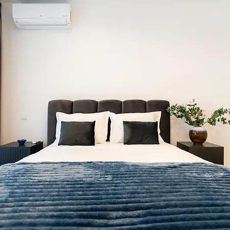 Apartment Roots Two - Tranquil Lakeview Escape With Balcony