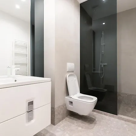 Roots Two - Tranquil Lakeview Escape With Balcony * Bucharest