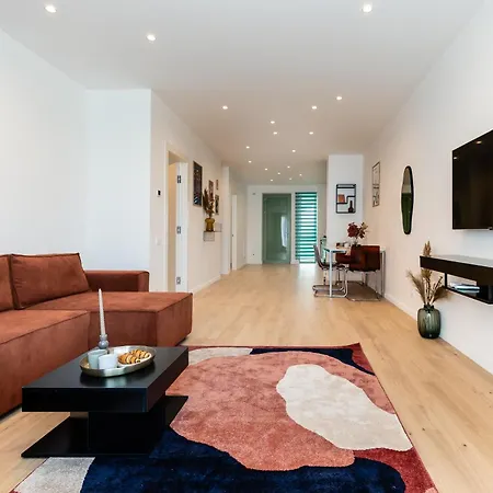 Roots Two - Tranquil Lakeview Escape With Balcony Apartment *