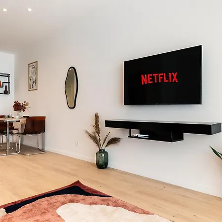 Roots Two - Tranquil Lakeview Escape With Balcony Apartment Bukarest