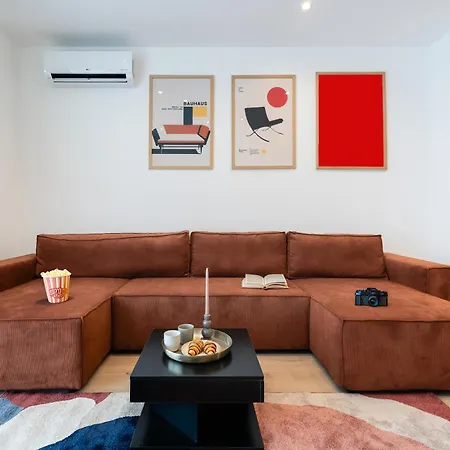 Apartment Roots Two - Tranquil Lakeview Escape With Balcony