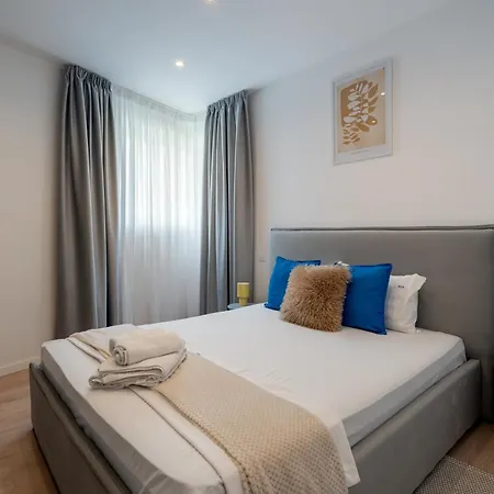 Apartment Roots Two - Tranquil Lakeview Escape With Balcony *