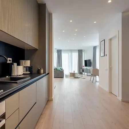 Roots Two - Tranquil Lakeview Escape With Balcony * Bukarest