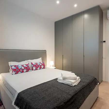 Roots Two - Tranquil Lakeview Escape With Balcony Bukarest