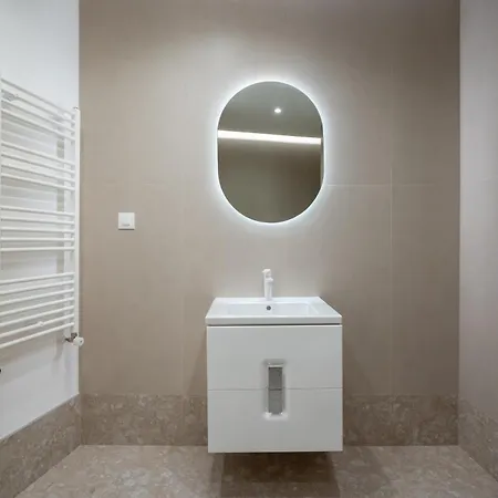 Apartment Roots Two - Tranquil Lakeview Escape With Balcony *