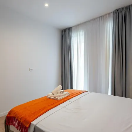 Roots Two - Tranquil Lakeview Escape With Balcony Bukarest