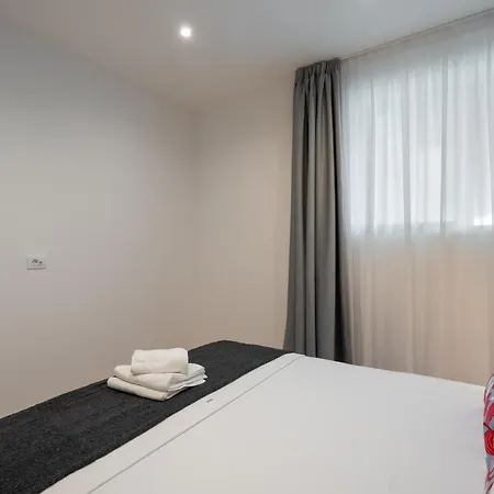 Roots Two - Tranquil Lakeview Escape With Balcony Apartment Bukarest