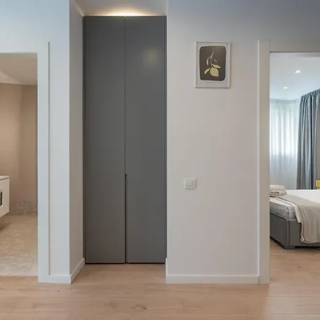 Roots Two - Tranquil Lakeview Escape With Balcony