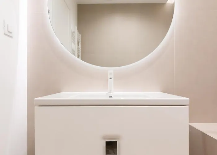 Διαμέρισμα Roots Two - Tranquil Lakeview Escape With Balcony