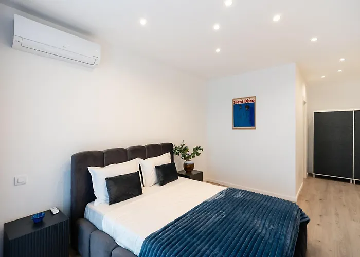 Roots Two - Tranquil Lakeview Escape With Balcony Βουκουρέστι