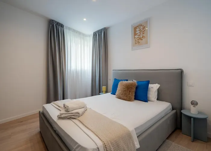 Διαμέρισμα Roots Two - Tranquil Lakeview Escape With Balcony *