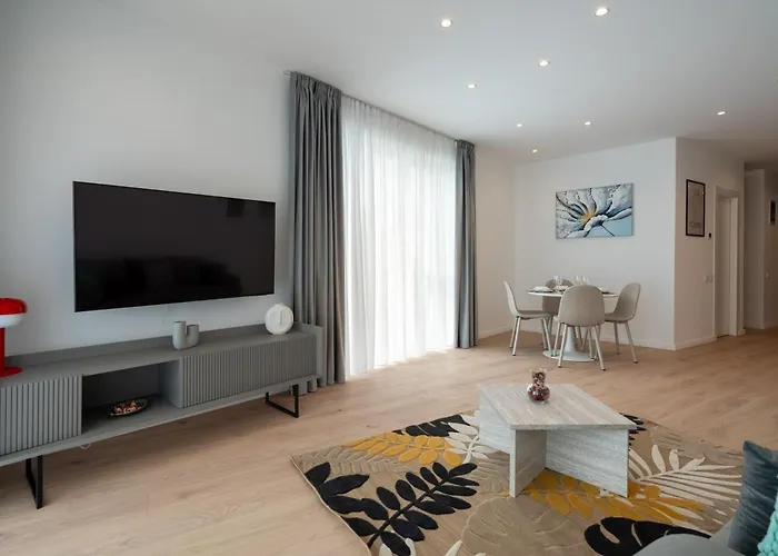 Roots Two - Tranquil Lakeview Escape With Balcony * Βουκουρέστι